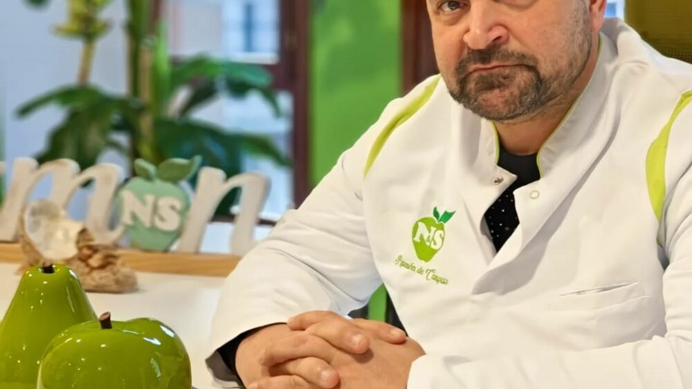 Nutricionista de la clínica en consulta, listos para resolver dudas.